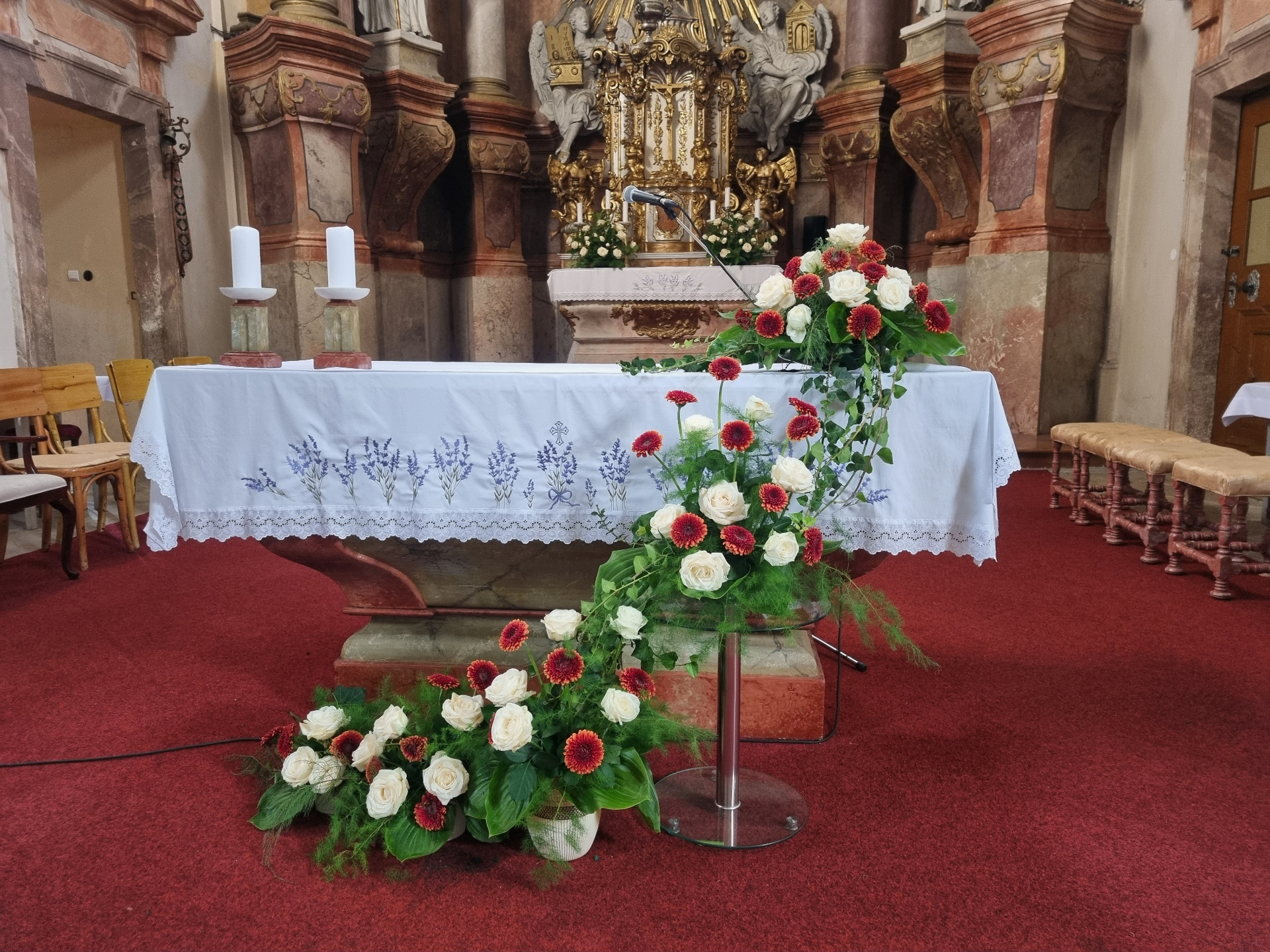 Květinová výzdoba kostela