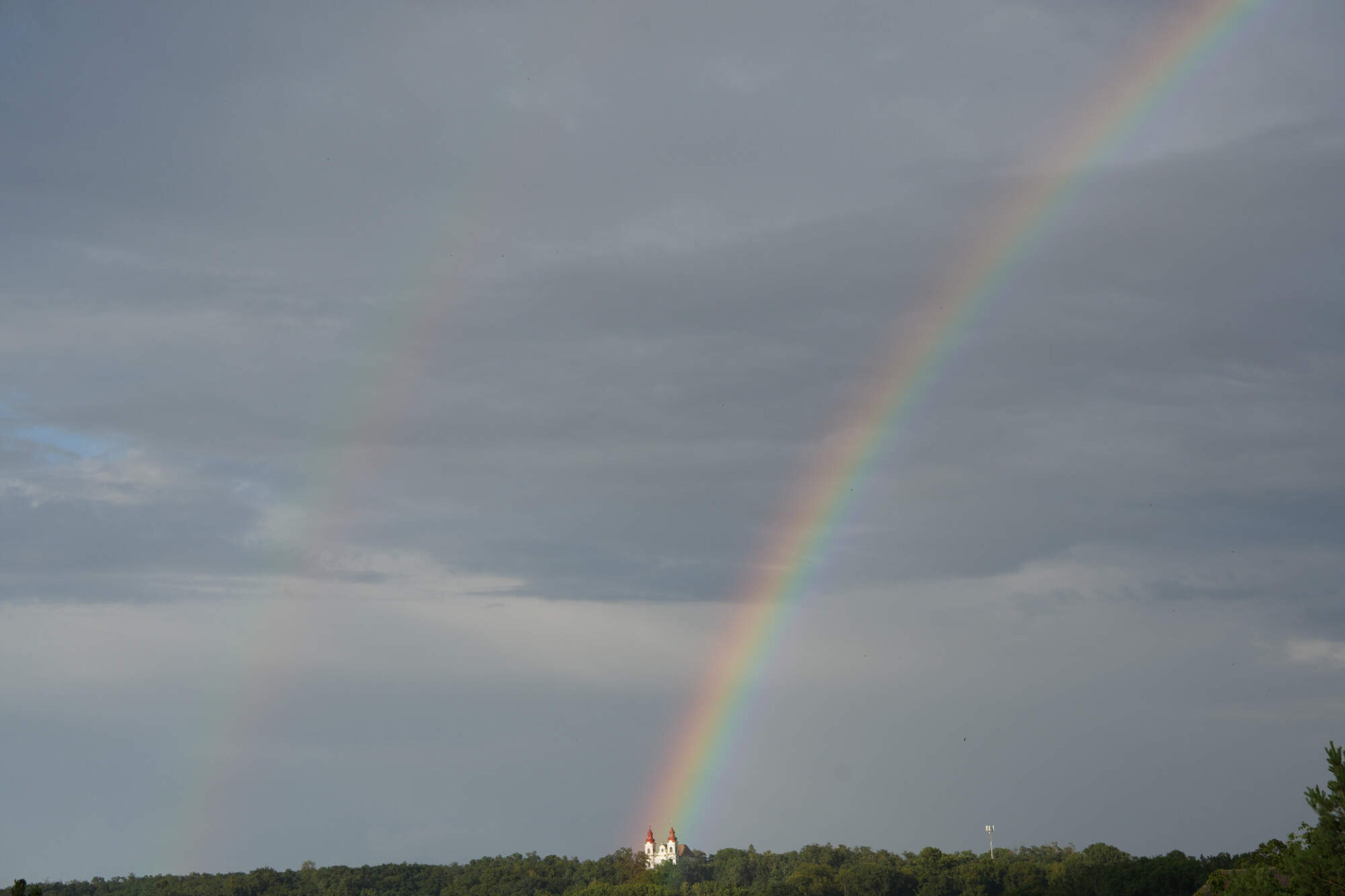 Duha na kostelem Navštívení Panny Marie v Lechovicích (foto Marek Orko Vácha)